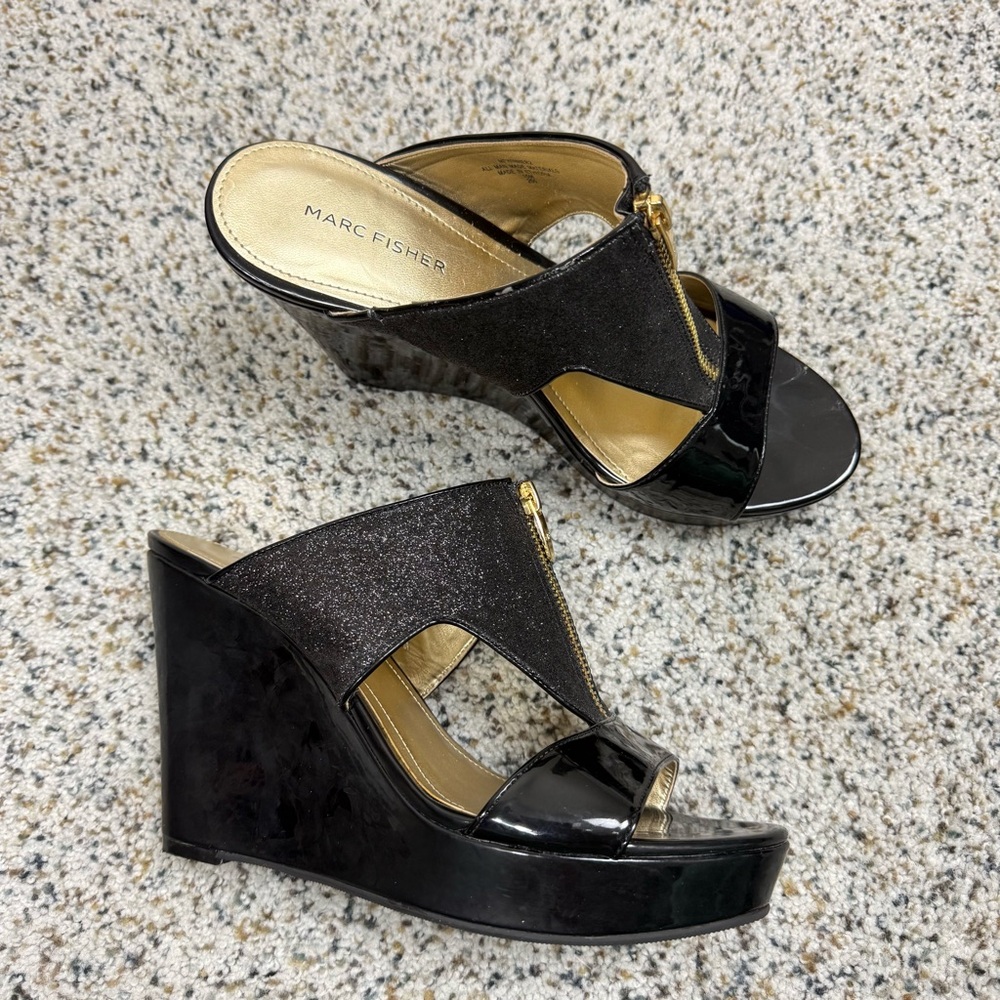 Marc Fisher Winner Wedge Platform Sandal Womens 10 Black Gold Shoe Glitter Glam